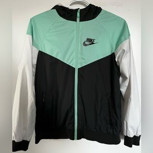 NIKE WINDBREAKER JACKET Size Youth L (fits adult small or XS).